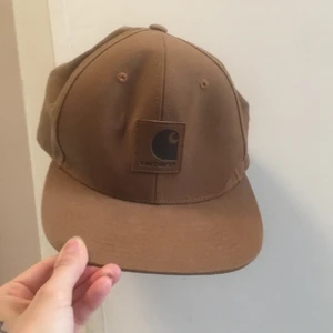 Brun Carhartt keps - Klassisk brun Carhartt WIP LOGO keps. Aldrig använd. 
