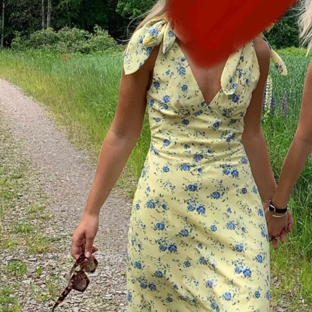 Halloj, jag söker denna klänning från bik bok. Hör gärna av dig om du vill få den såld och hur mycket du vill ha för den! 💗🌼. Klänningar.