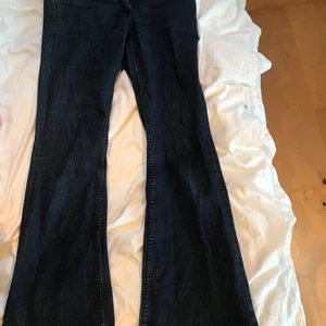 Bootcut jeans - Säljer dessa byxor då de är lite tajta över min rumpa..👍🏻 men annars är de jättesnygga och i bra skick.
