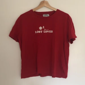 Lost lover t-shirt 🌹 - T-Shirt ifrån NA-KD, knappt använd. Spårbar frakt på 63 kronor tillkommer ☀️