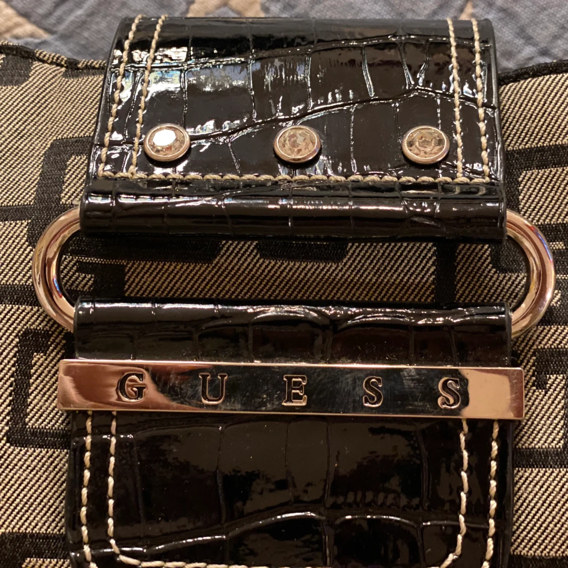 Guess hand väska 50% ner  - 91