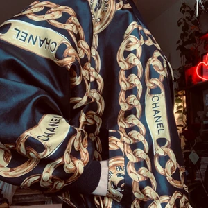 Chanel jacka  - Ej äkta men väldigt fin och unik piece! Bomberjacka, oversize! Aldrig fått så mkt komplimanger som med denna jackan 🤩 revirsable (kan användas åt båda hållen-helsvart)