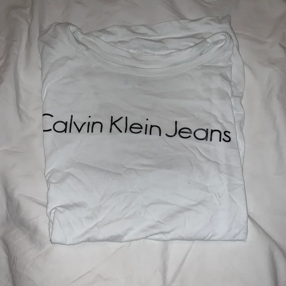Vanlig vit t-shirt från Calvin Klein i fint skick. Frakt tillkommer🥰. T-shirts.