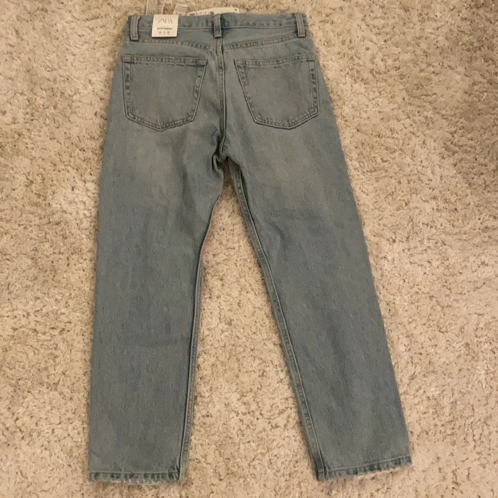 Skitsnygga jeans från Zara. Aldrig använda, prislapparna kvar. Säljer pga att jag köpte två storlekar och denna var lite för liten. De är lite ljusare i verkligheten än vad som syns på bilderna. . Jeans & Byxor.