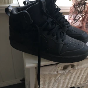 Nike skor - Använda en gång men alldeles för små. Skor från herravdelningen på Zalando. Nypris 999, säljer för 500!🥰