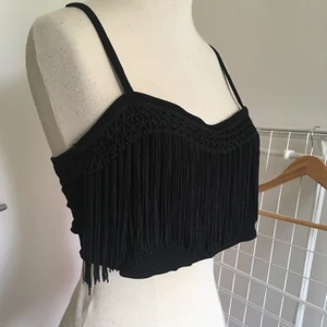 Crop top med fransar S/M - Superfin festlig crop top, tänker typ Cabaret eller liknande🎩