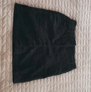 Kjol i Manchester  - Svart kjol från esprit i manchestertyg i strl 32 men är mer som en 34