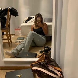 Straight jeans - Super snygga jeans från pretty little thing, använda fåtal gånger. Storleken är 10 vilket motsvarar 38 men den är relativt liten:)