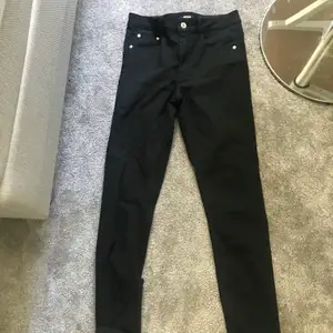 Svarta jeans ifrån bikbok storlek m 200kr +frakt