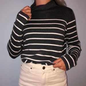 Randig Polo  - Lättsam myströja som jag brukar vika ner kragen till😌❤️