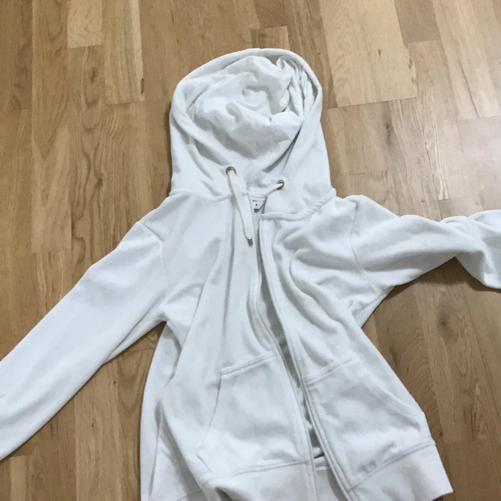 En vit hoodie från cubus storlek S. Tröjor & Koftor.