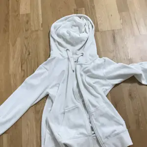 En vit hoodie från cubus storlek S