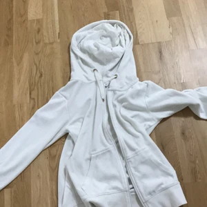 Hoodie - En vit hoodie från cubus storlek S