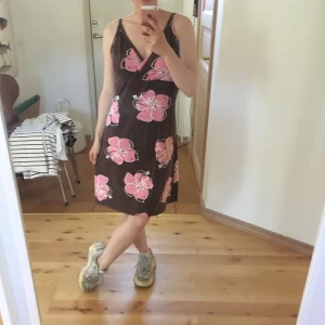 Brun och rosa klänning  - Blommig klänning utan storlek (men uppskattar till s-m). Jag på bilden är 155 cm. 