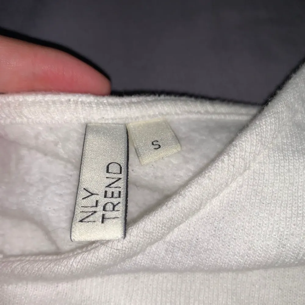 Kortare tröja från Nelly.com. Storlek S. Använd en gång, fint skick. Köpt för 299kr. Priset är inkluderat frakt.. Tröjor & Koftor.