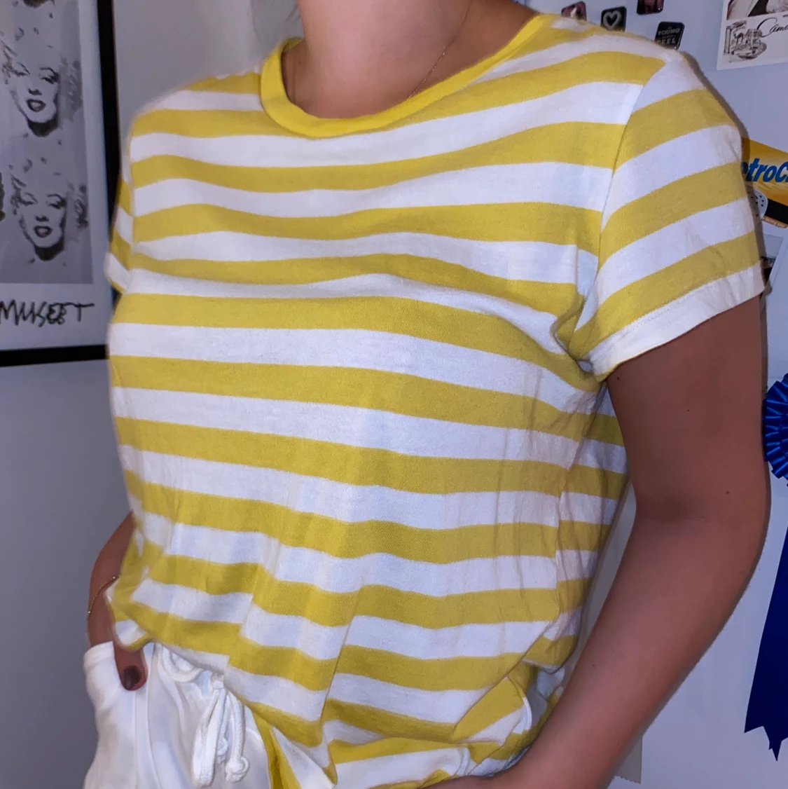 Gulrandig H&M tröja  - 90