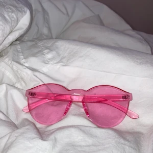 skitsnygga solglasögon! - säljer dessa as snygga solglasögon. knappt använd och i nyskick. frakten ingår i priset💕 