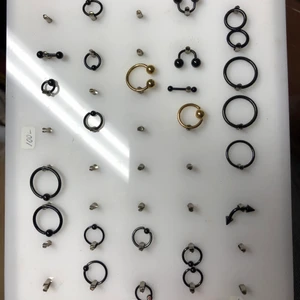Svarta piercing smycken - Svarta ringar från företaget Laboro. I kirurgiskt stål. Super fina. Hör av er vid köp och frågor. Pris +frakt. Piercing smyckena har olika pris. 