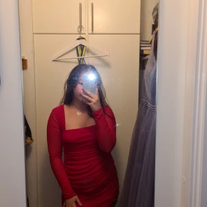 Röd minidress strl 38-40  - Fin röd minidress som aldrig kommit till användning då jag tycker den är lite för kort för min smak. Den är helt oanvänd och prislappen sitter fortfarande kvar. Super fin klänning och frakten är gratis💫