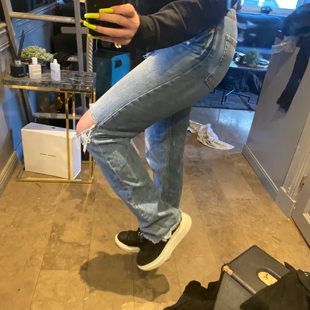 Är så ledsen att behöva sälja dessa sjukt snygga jeans från zara, men tycker dem blivit för stora i midjan och sitter för löst🥺 dem är i super bra skick och är i storlek 42.  jag är 169 lång och dem är långa 😍😍 #jeans # trend. Jeans & Byxor.