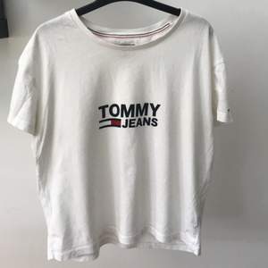 Säljer min superfina vita Tommy Hilfiger t-shirt i strl S 💕 (Nypris: 549kr) Jag står för frakt!!!