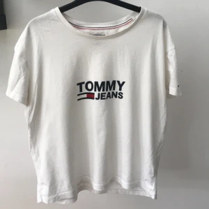 Tommy Hilfiger t-shirt - Säljer min superfina vita Tommy Hilfiger t-shirt i strl S 💕 (Nypris: 549kr) Jag står för frakt!!!