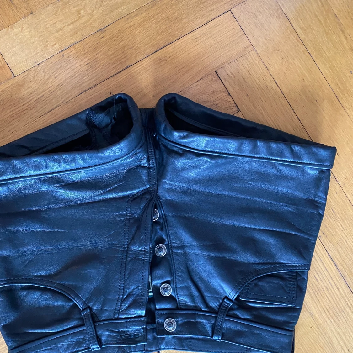 Skinnshorts storlek s 