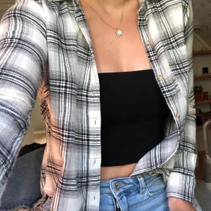 Svartvit Flanellskjorta  - Säljer min svartvita flanellskjorta från Hollister! Den är så fin men kan tyvärr inte använda den länge då den blivit för liten för mig:(  Frakten är inkluderad i priset!
