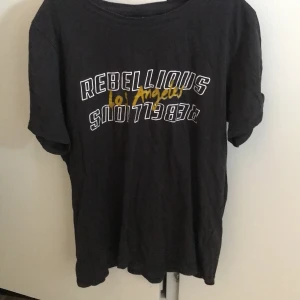 T-shirt - Orginal pris 129kr. Från Ginatricot. Frakt 40kr