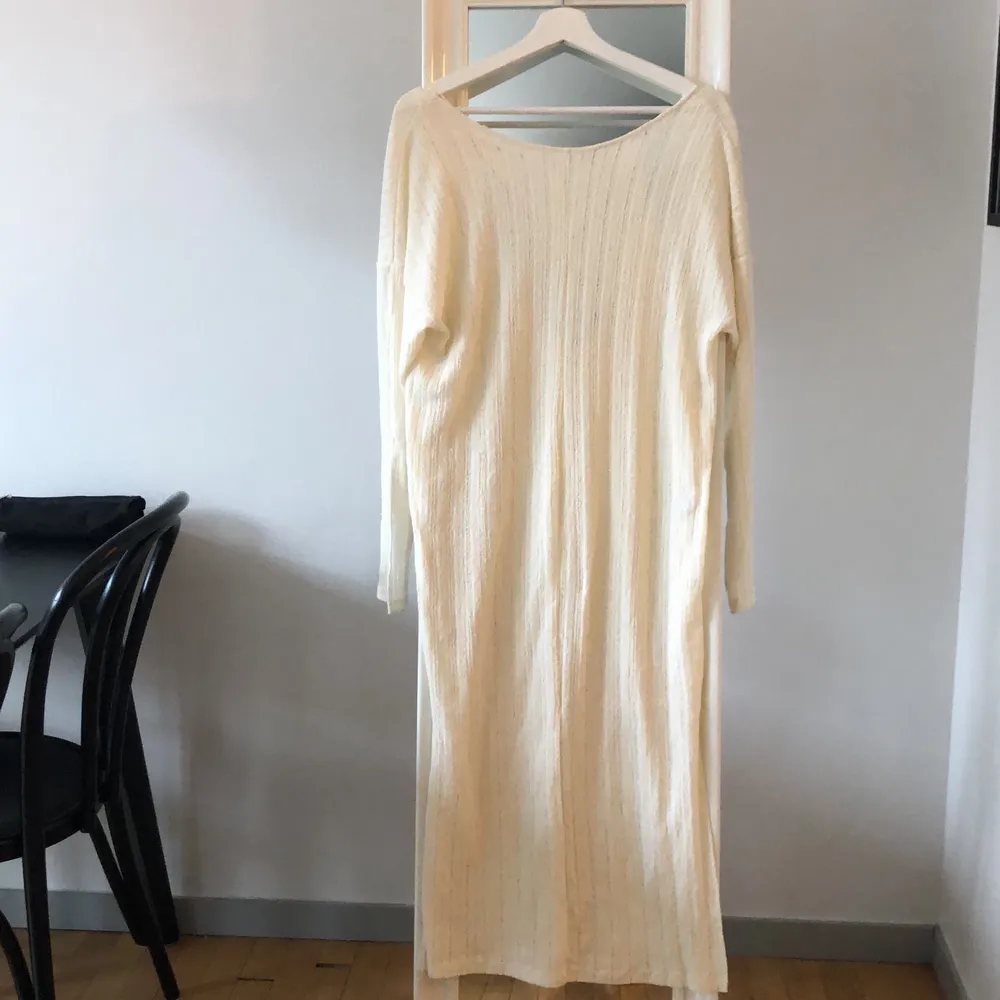 Cremevit klänning från Zara som är djup i ryggen (se bild två)! Materialet är luftigt och lite transparent  material! . Klänningar.