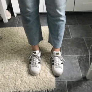 Adidas Superstars i storlek 38  - Ett par Adidas Superstars i storlek 38. De är använda men i gott skick! 🌼