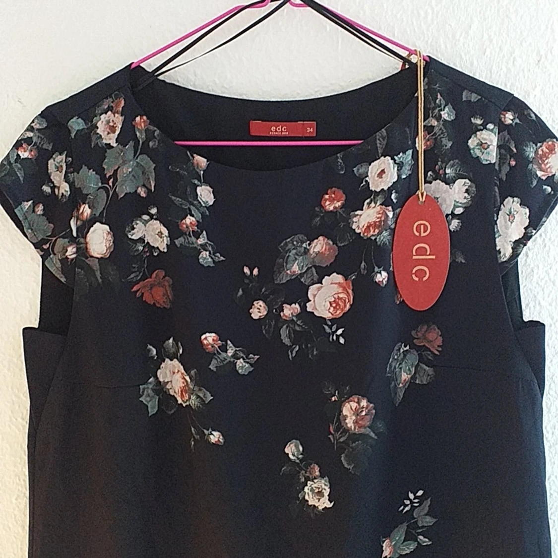 Vacker klänning med rosmotiv, oanvänd - 90