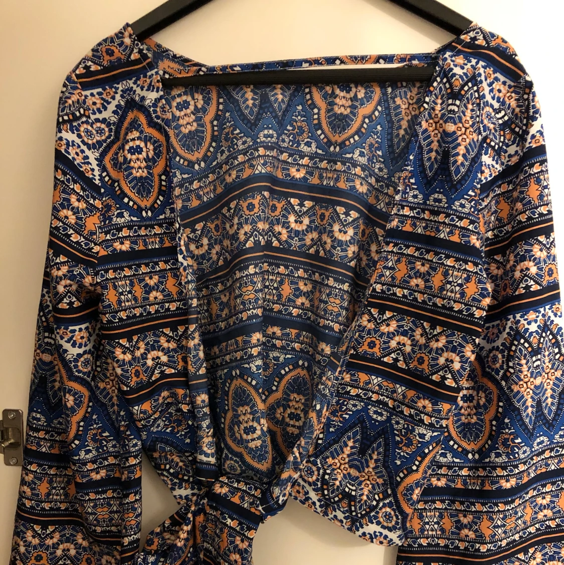 Blus med öppen rygg  - 91