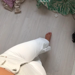 JEANS - Vita jeans från Zara i storlek 36. Sitter jättebra och är endast använda 2 gånger. Köpt för 3 veckor sen så i nyskick! Köpte för 399 kr och säljer för 200 kr. Kom även me egna bud💓 (jag är ca 160 cm) 