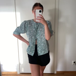 Blus - Blus med puffärm. Aldrig använd, är storlek 42 men passar allt mellan 36-42 skulle jag säga beroende på passform. Jag brukar ha 38. Pris inkl frakt.
