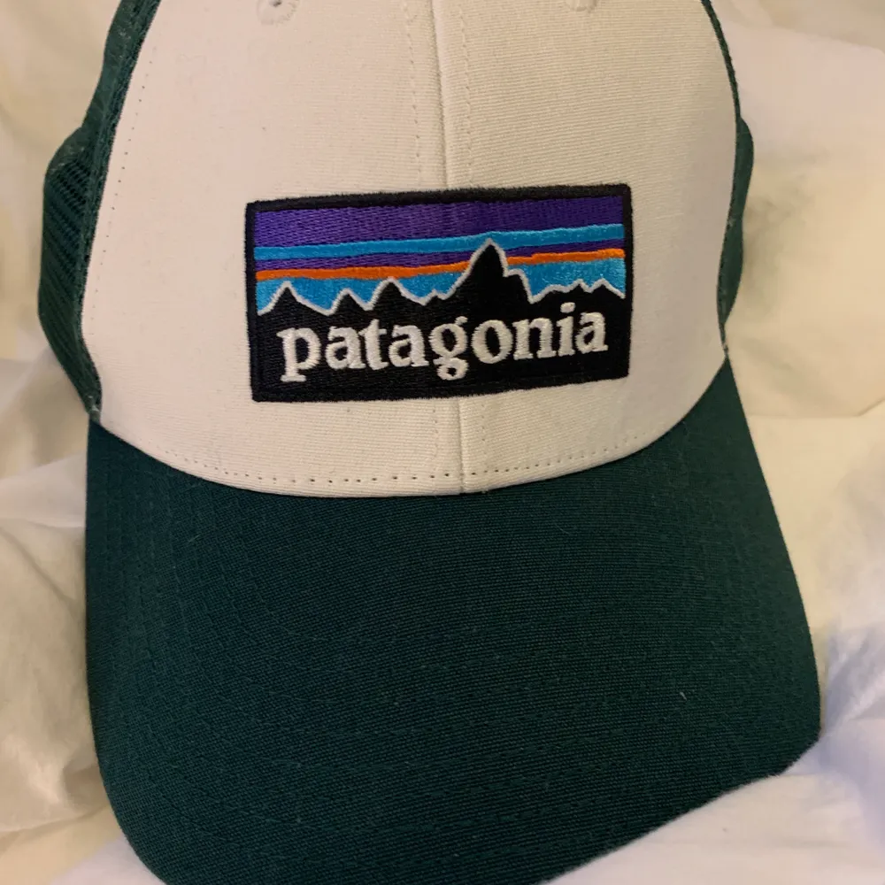 Patagonia keps grön och vit använd fåtal gånger den är som ny 💕💕. Accessoarer.