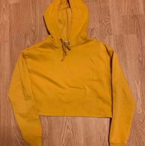Gul hoodie strl S - Jättefin färg på en kort mysig hoodie. Tyvärr finns det dock en liten fläck på framsidan men men...
