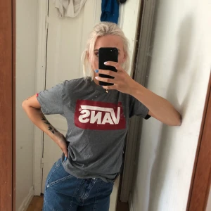 Vans T-shirt  - T shirt i bra skick, använd två gånger. Färgerna grå, vit och röd. Storlek s. Pris 80kr eller bud(du står för frakt) 