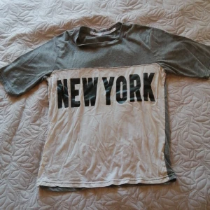 T-shirt grå och vit med tryck XS - En grå och vit t-shirt med tryck från lager 157, använd ett fåtal gånger i mycket gott skick. 