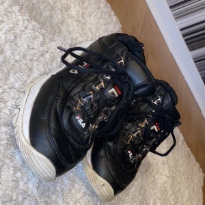 Fila skor - Säljer nu dessa gulliga fila skor, super sköna och inte så jätte slitna. Storlek 38, 300 kr + frakt, pris går att diskuteras! 