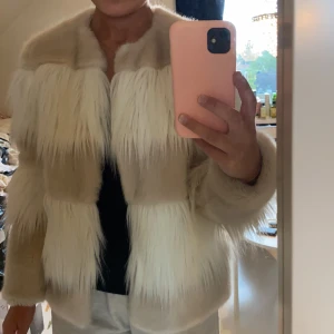 Rosa/vit jacka  - En fin jacka som använts 1 gång så är i fint skick!