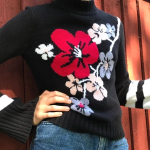 Fin stickat H&M tröja - Fin stickat H&M tröja. Använd men i jätte bra stick. Frakt tillkommer. 