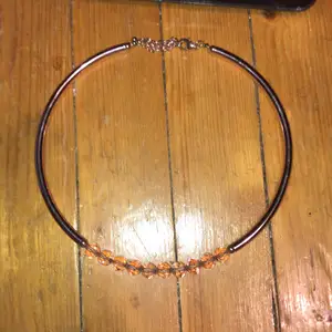 Fint koppar/rosegold halsband! Fin passform på halsbandet pågrund av att halsbandet är ”stelt”. Säljer pågrund av att jag tycker inte den passar min hudton. Porto blir 11kr.