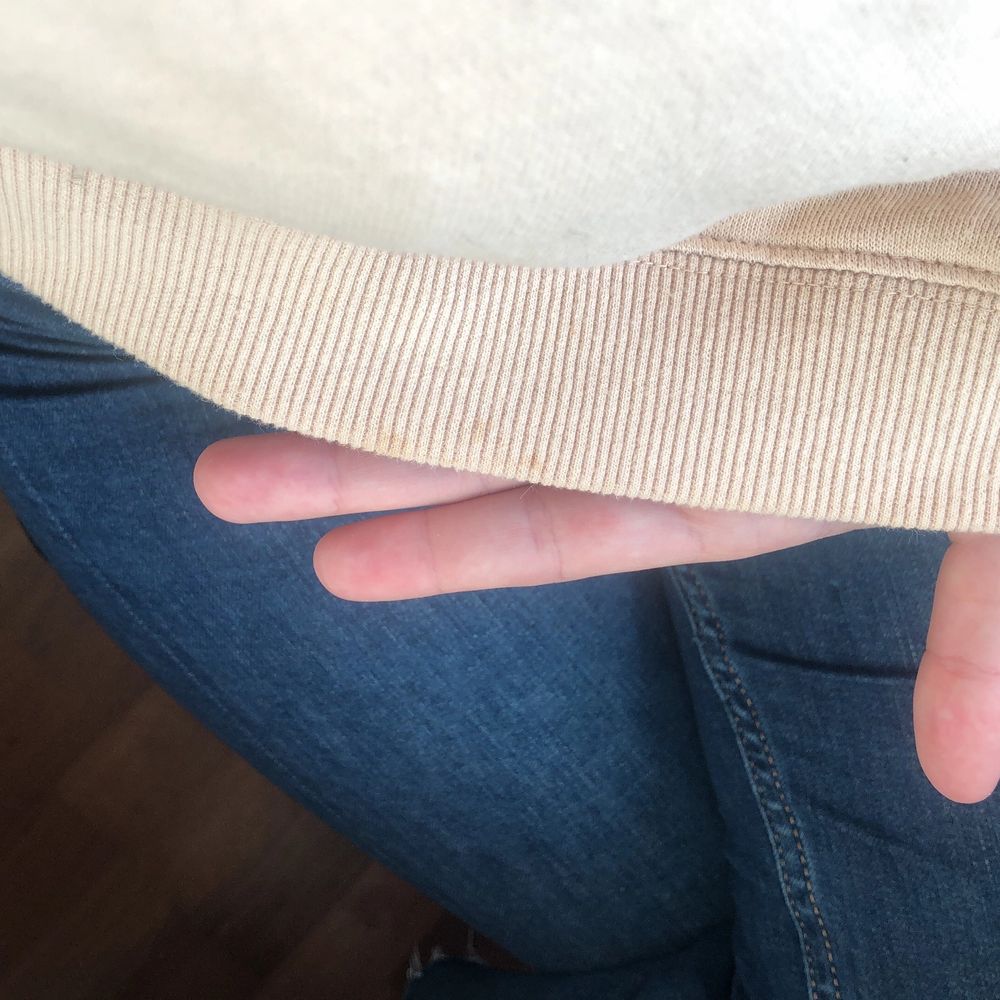 En supersnygg croppd hoodie ifrån bikbok. Tröjan är i storlek small och är i en snygg beige/nude förg. Har en pytteliten fläck på mudden som knappt syns. Fraktkostnad tillkommer och det är Bara att ni hör av er om ni har någon fråga😋❣️. Huvtröjor & Träningströjor.