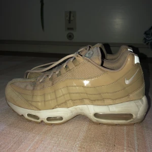 Nike air Max 95 - Använda men fräscha. Bara på sulan som det syns slitning/smuts. Frakt stör köparen för. Pris kan diskuteras.