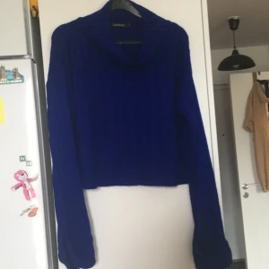 Royalblue jumper stl s/m - Kortare i midjan och långa ärmar. Ganska tunn och perfekt att ha på sommarkvällarna. 