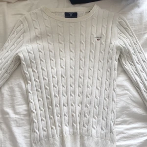 Gant vit stickad tröja  - En vit stickad gant tröja som är jätte fin och jättebra passform. Använd ganska mycket men fortfarande i bra skick. Köpt för 2 år sen för 800 kr.