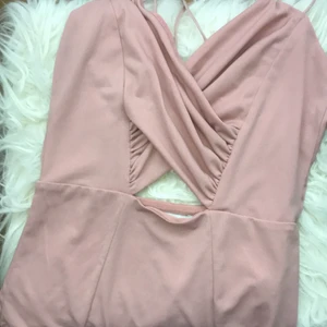 Body🎀 - Säljer min snyyyga body från Bikbok. Sitter skönt o X i ryggen. Helt oanvänd. Frakt ingår! 💗