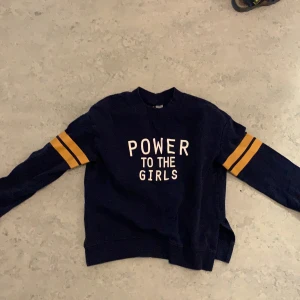 Mörkblå tröja - En blå tröja med en text, passar 11-13 åringar