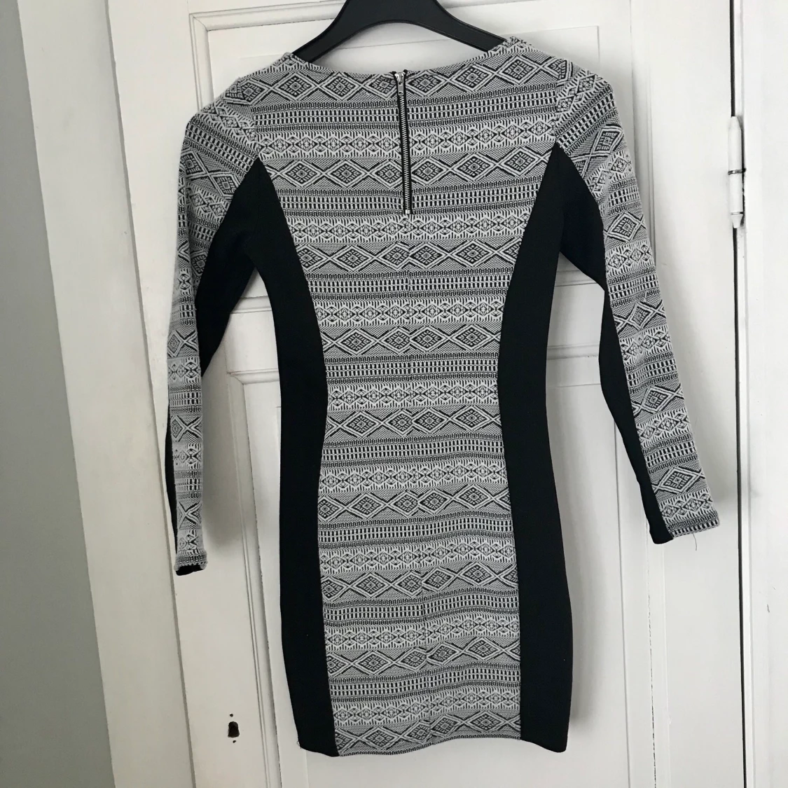 Mönstrad formande klänning  - 91